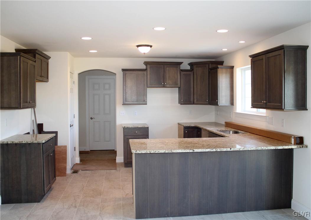 207 East Dell Road Bath, PA 18014 - Photo 4 of 11