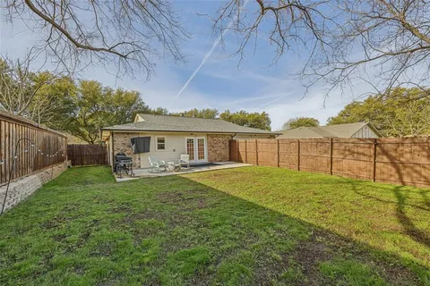 a view of a house with backyard and sitting area