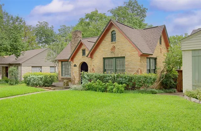 a view of a house with garden and yard