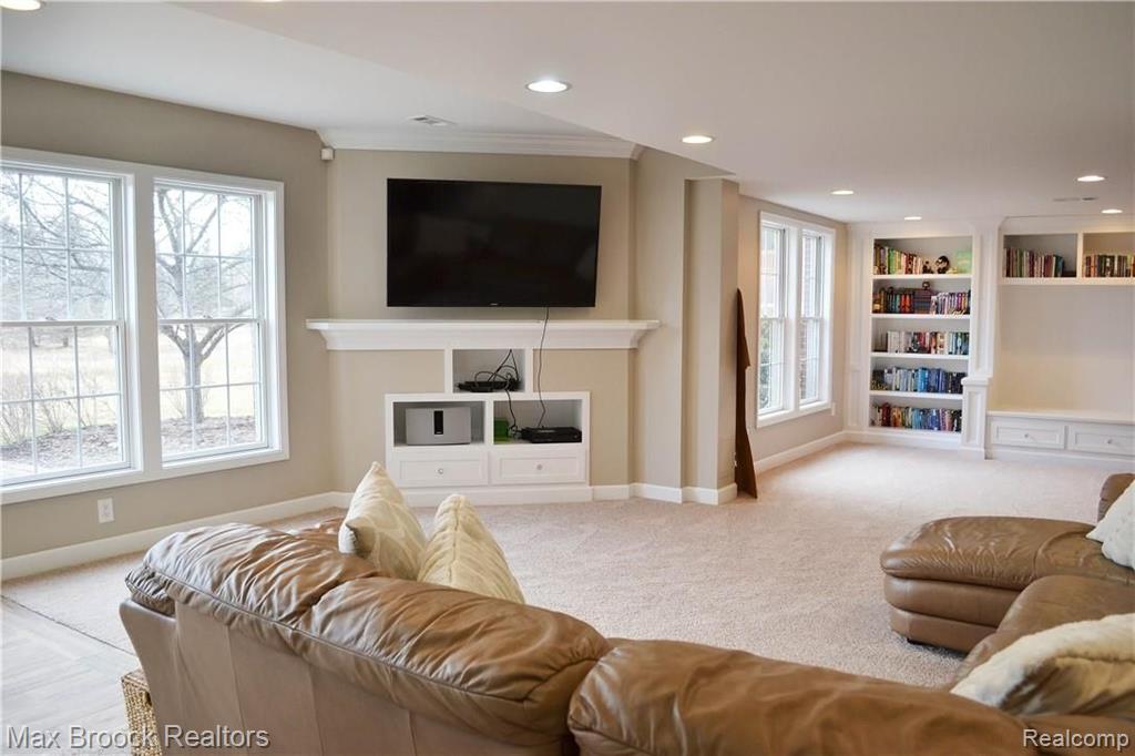 2431 Selkirk Street Rochester, MI 48306 - Photo 46 of 58