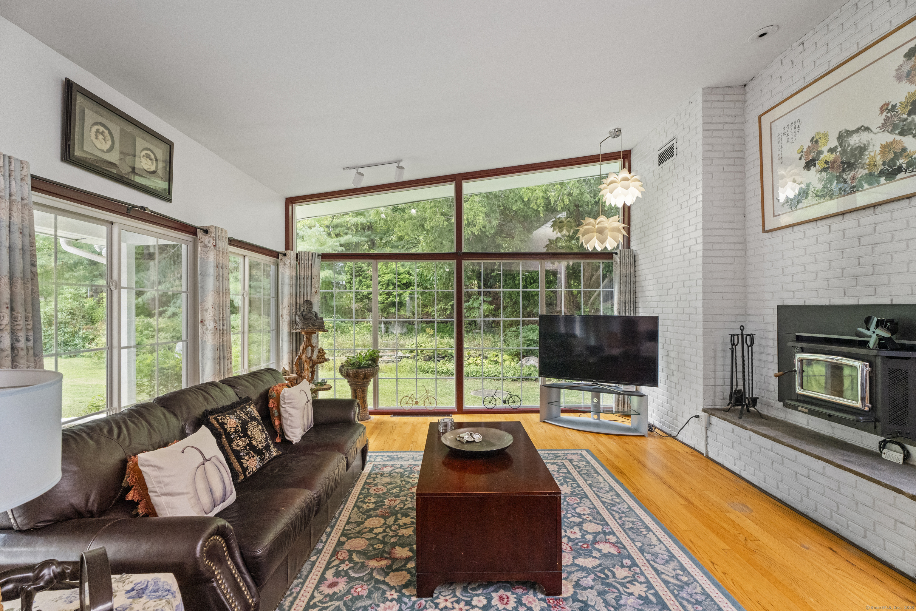 46 Tumblebrook Road Woodbridge, CT 06525 - Photo 2 of 37 A bright and beautiful living room