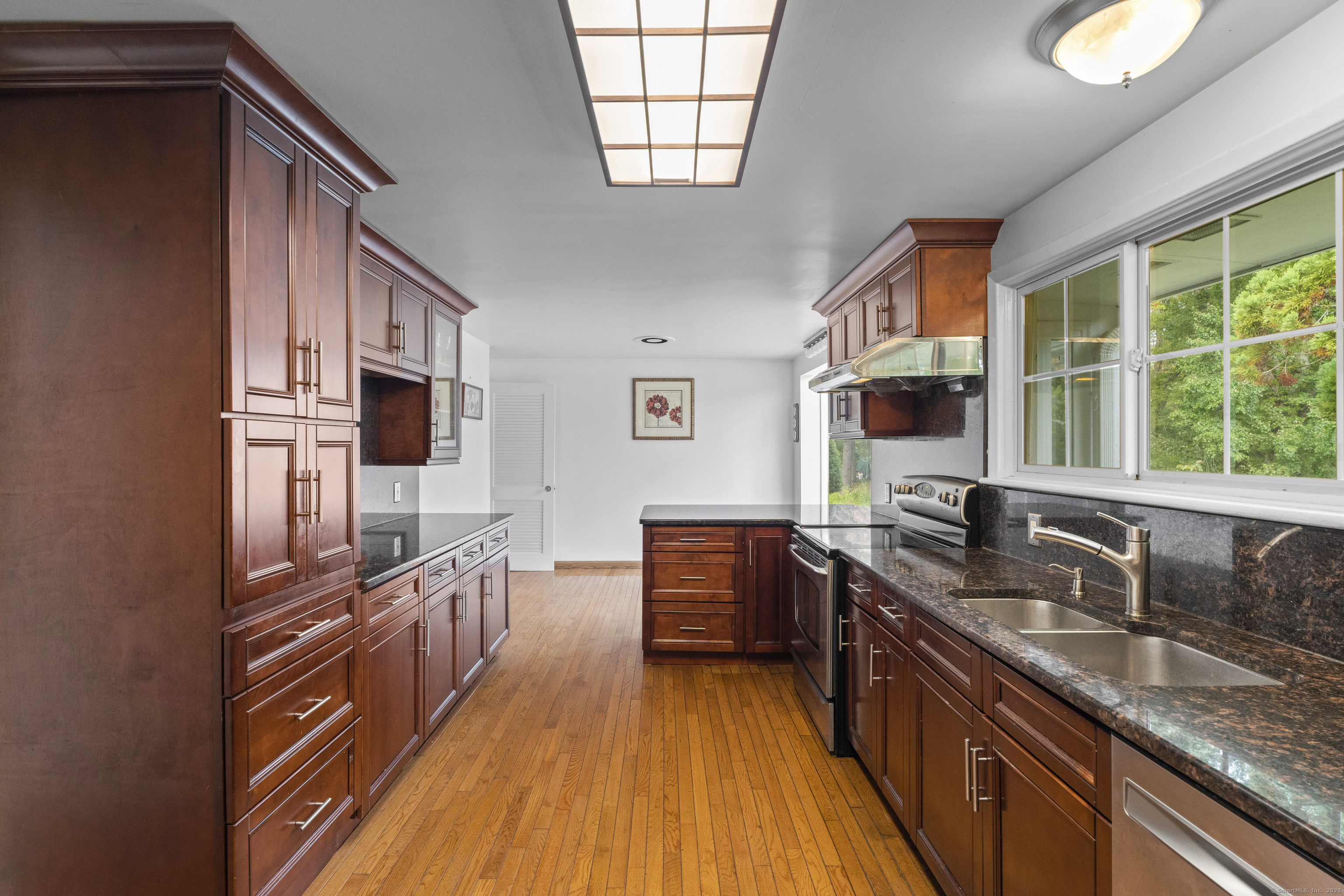 46 Tumblebrook Road Woodbridge, CT 06525 - Photo 8 of 37