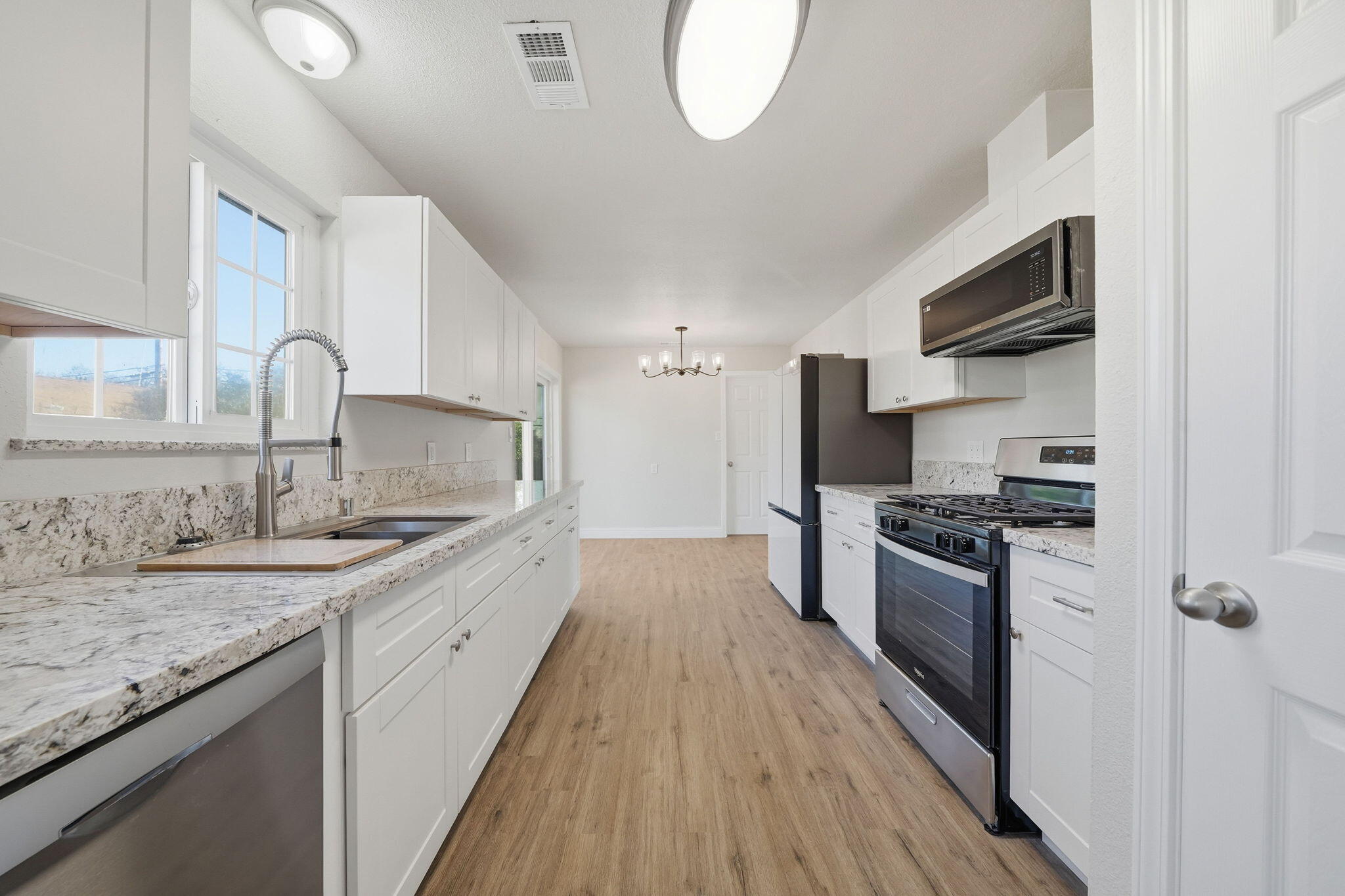 2215 Oxford Road Redding, CA 96002 - Photo 8 of 23 Kitchen