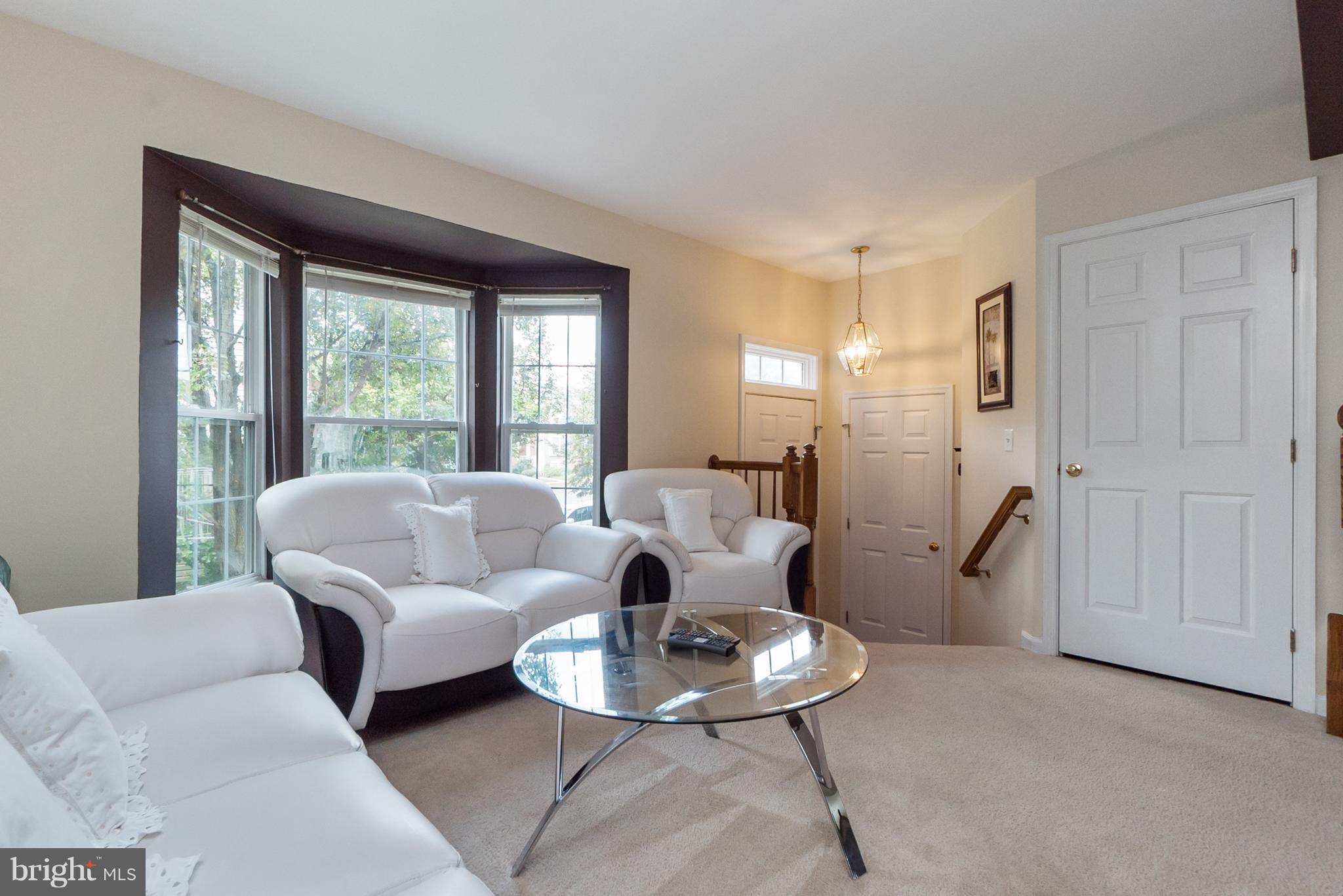 6372 Trips Way Springfield, VA 22150 - Photo 3 of 30 Living Room