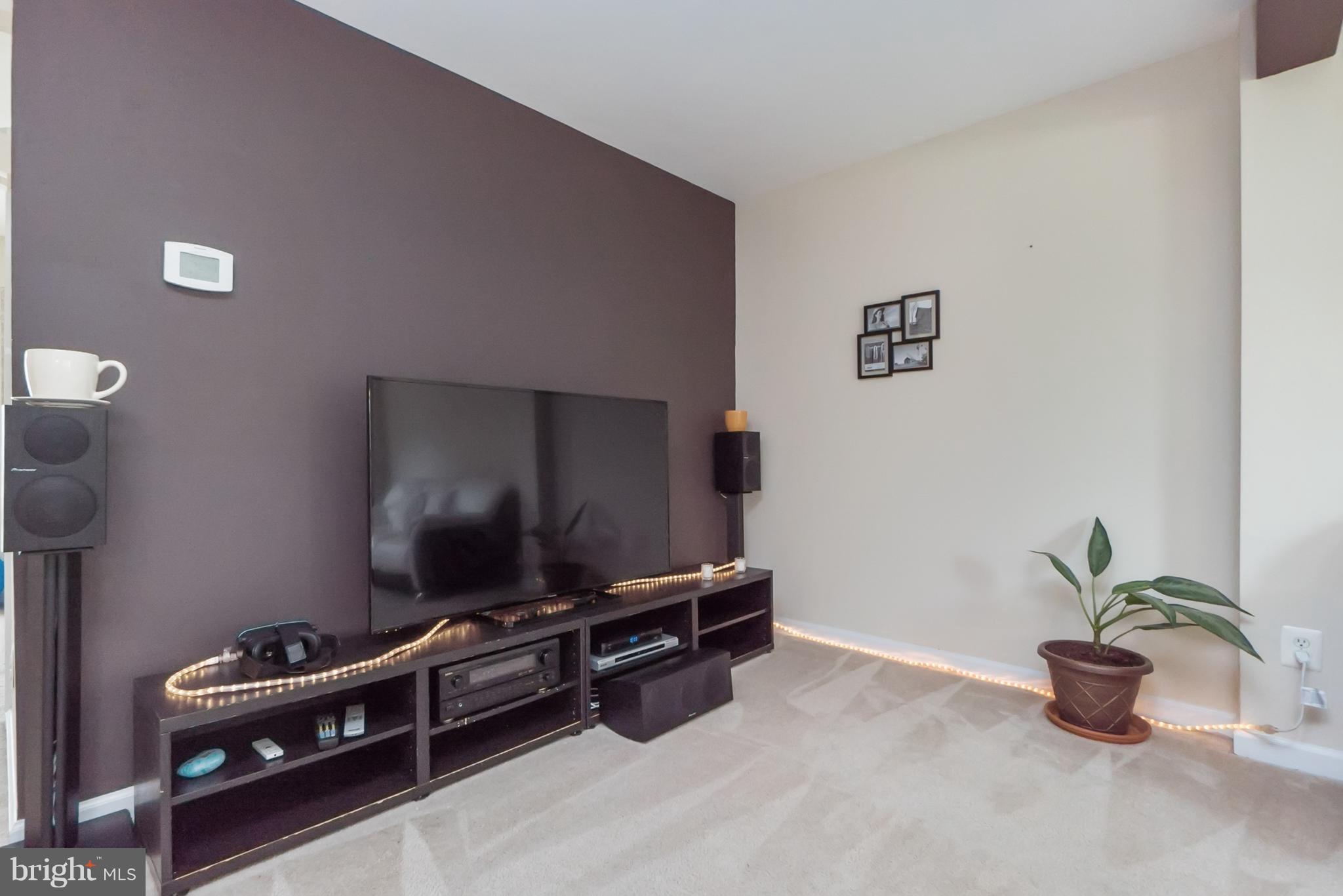 6372 Trips Way Springfield, VA 22150 - Photo 5 of 30 Living Room