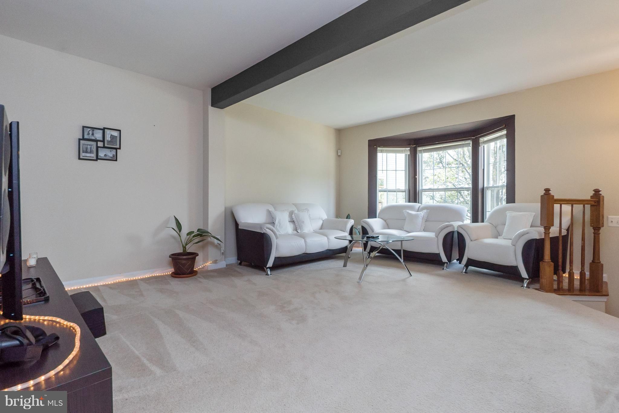 6372 Trips Way Springfield, VA 22150 - Photo 6 of 30 Living Room
