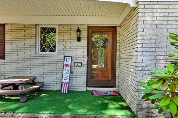 $525,000 | 9 Hearthside Drive, Clifton Park, NY 12019