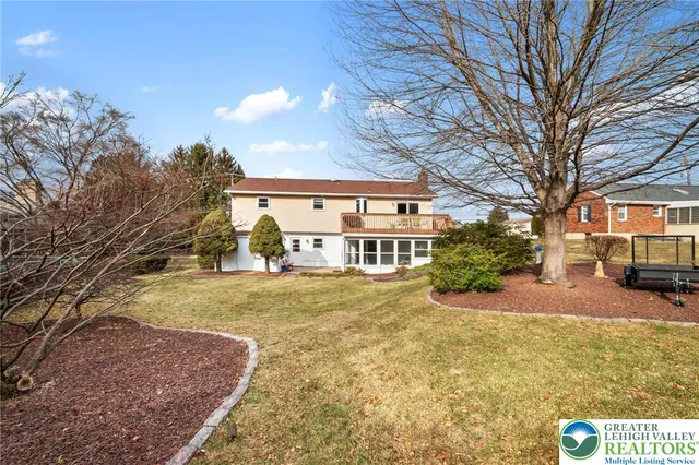 a view of backyard of the house