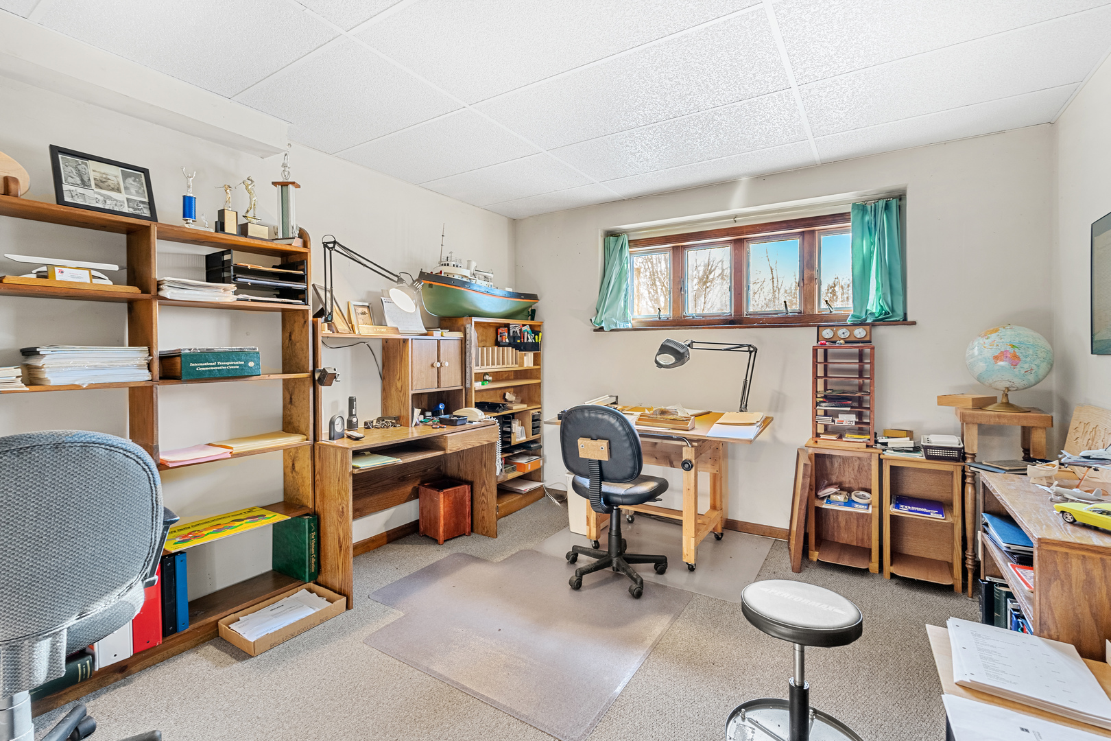 10901 Gasch Road Harvard, IL 60033 - Photo 10 of 46 a workspace with furniture