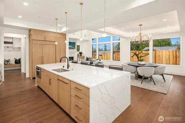 a large kitchen with kitchen island a large island in it