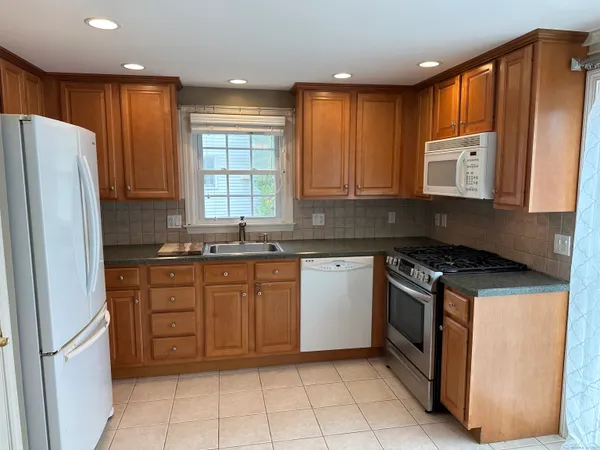 $285,000 | 8 Butternut Drive, Unit 8, Glastonbury, CT 06033