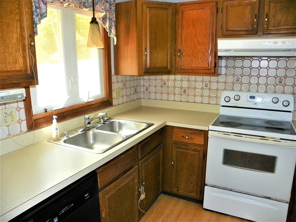 201 Willis Road Gardner, MA 01440 - Photo 3 of 16 Gallery Image 3