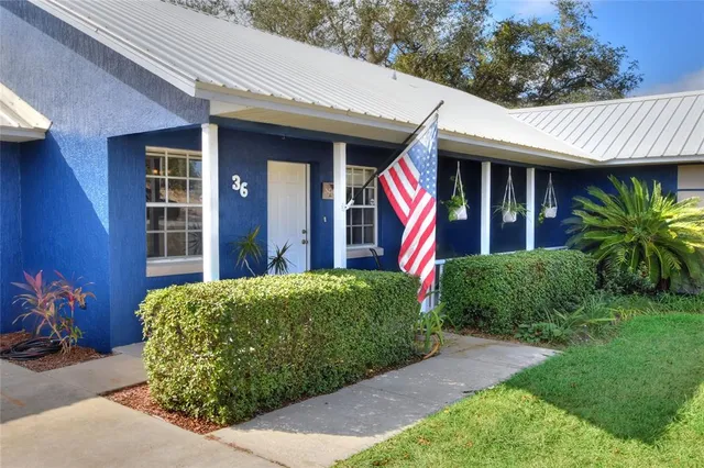 a view of a house with porch and garden