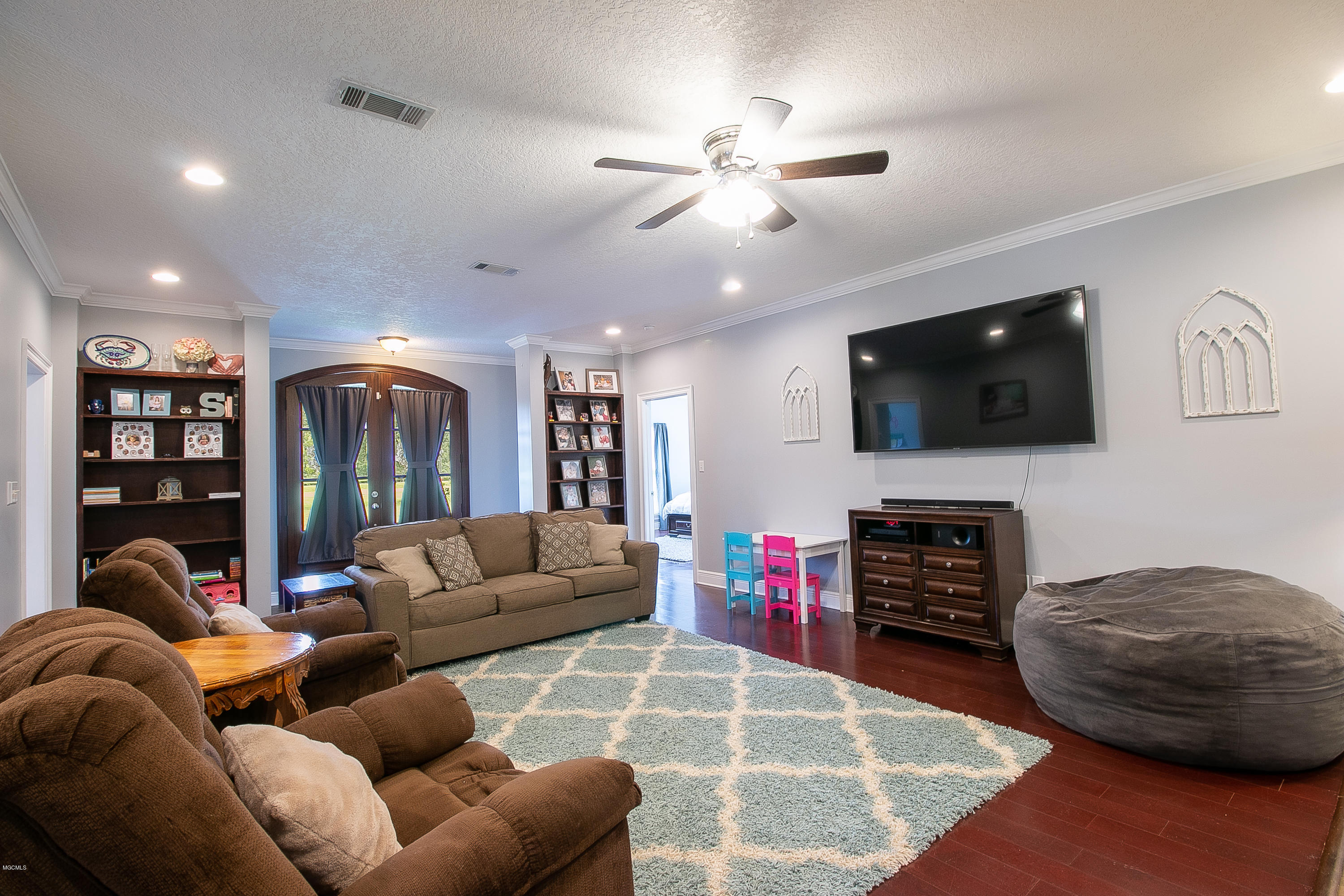 13799 Wolf River Road Gulfport, MS 39503 - Photo 4 of 32 Living Room