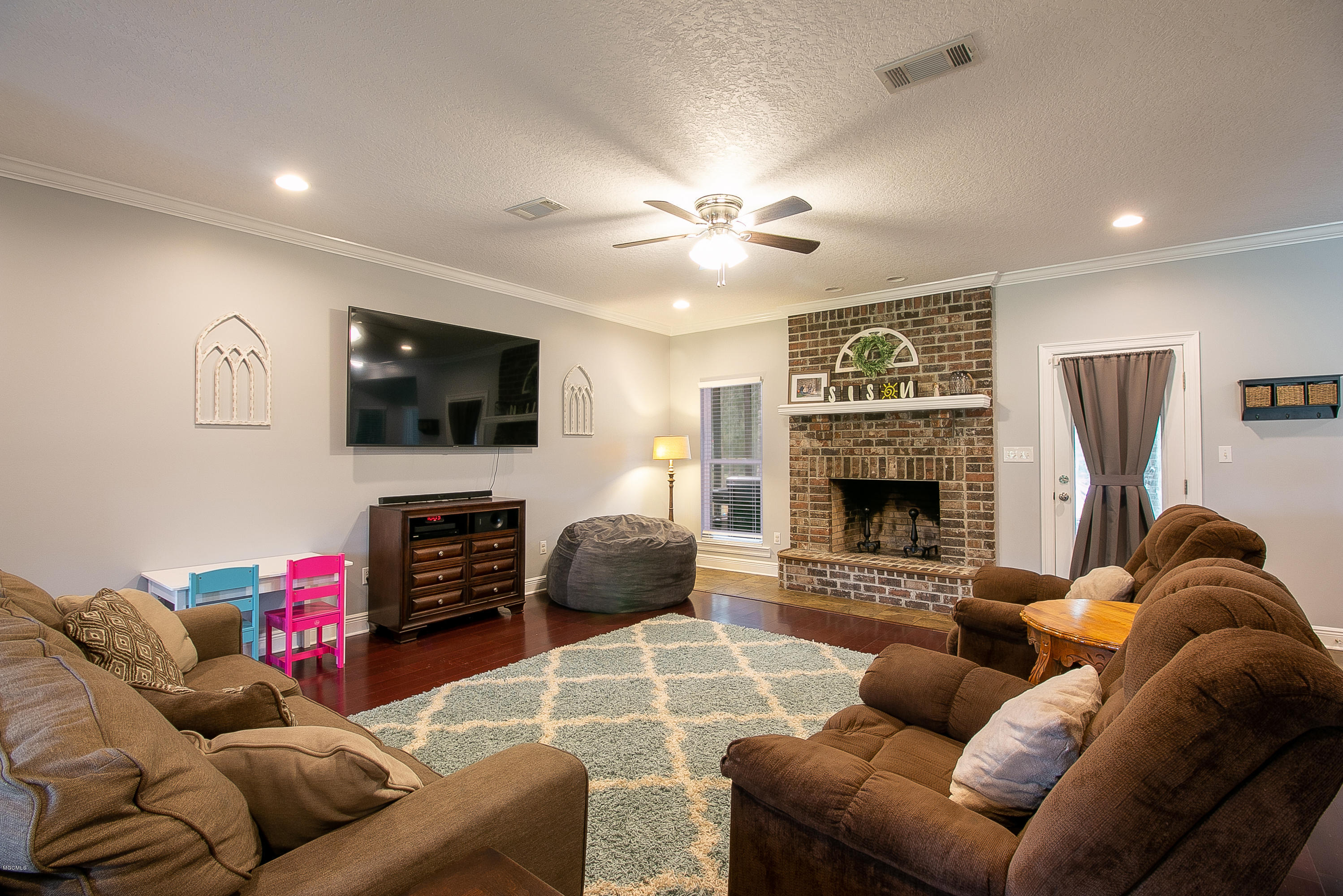 13799 Wolf River Road Gulfport, MS 39503 - Photo 5 of 32 Living Room