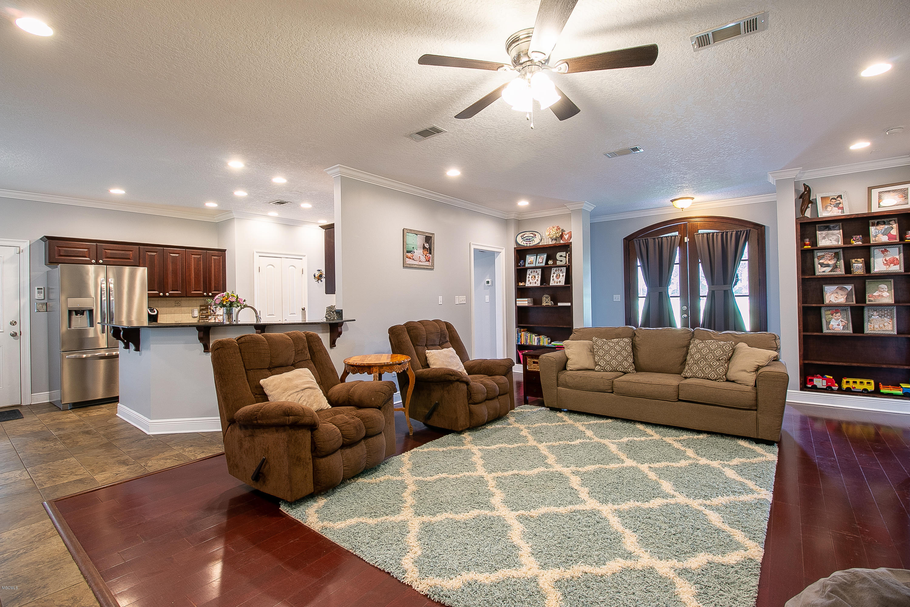 13799 Wolf River Road Gulfport, MS 39503 - Photo 6 of 32 Living Room