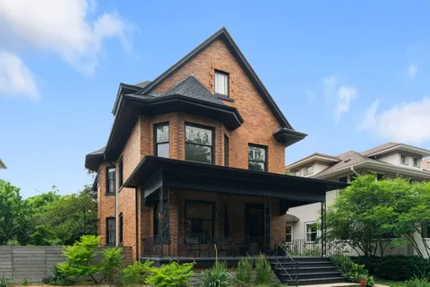 $1,500,000 | 321 North Elmwood Avenue, Oak Park, IL 60302