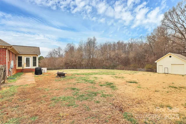 a view of a yard with a house
