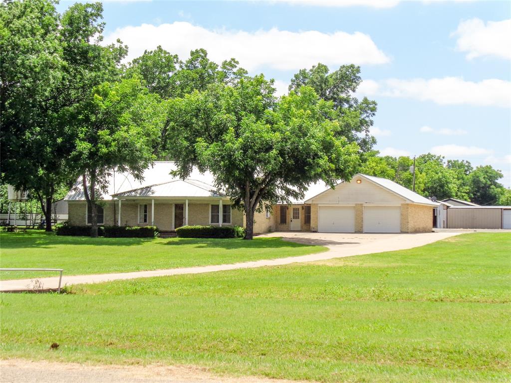 1717 Pipeline Road Cleburne, TX 76033 - Photo 2 of 33 Expansive front yard with a curved driveway