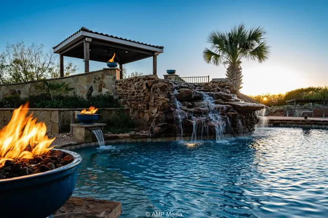 a view of a yard in front of the house