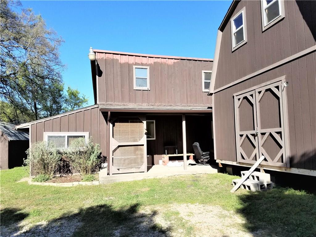 a view of a house with backyard