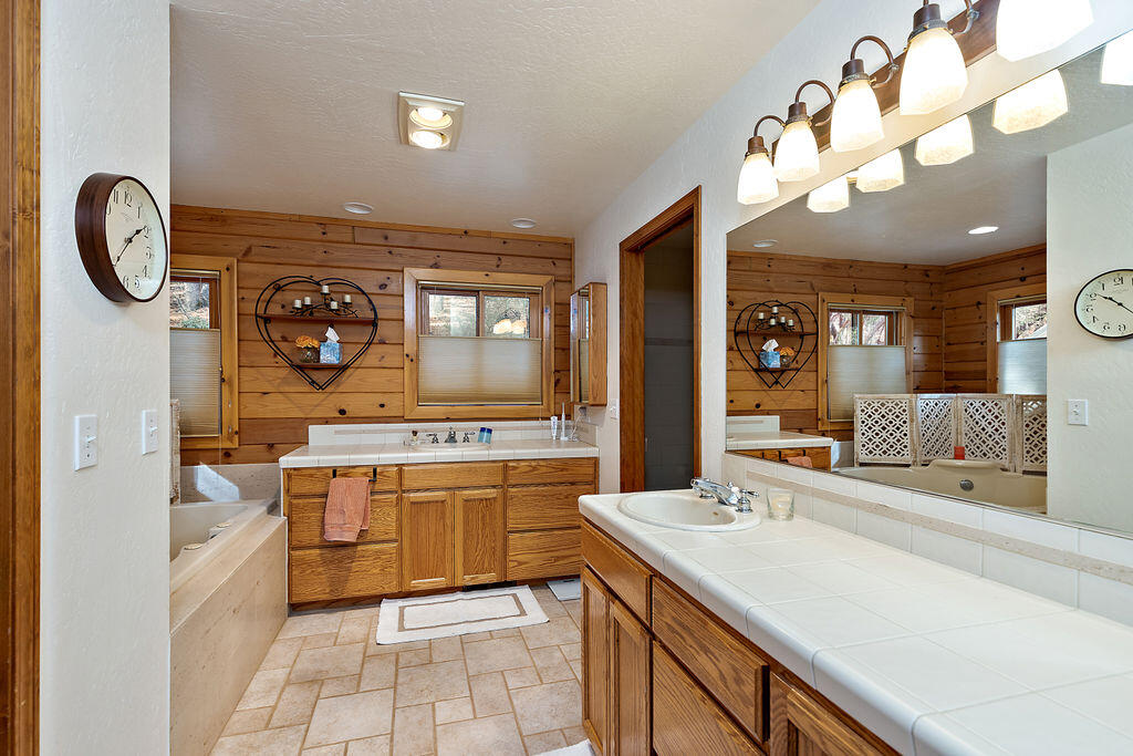 4766 Andrews Road Medford, OR 97501 - Photo 25 of 71 Primary bath room