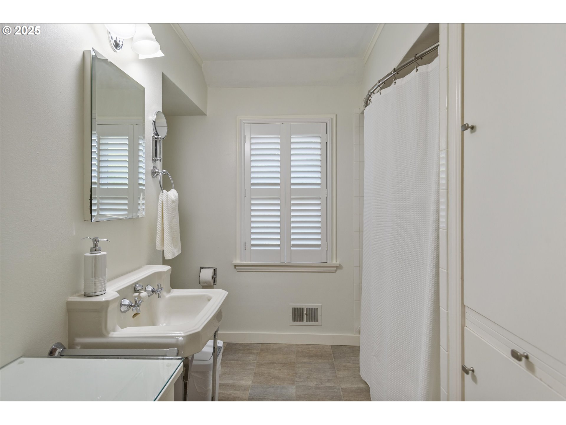 13030 Southwest Fischer Road Portland, OR 97224 - Photo 26 of 44 Bathroom