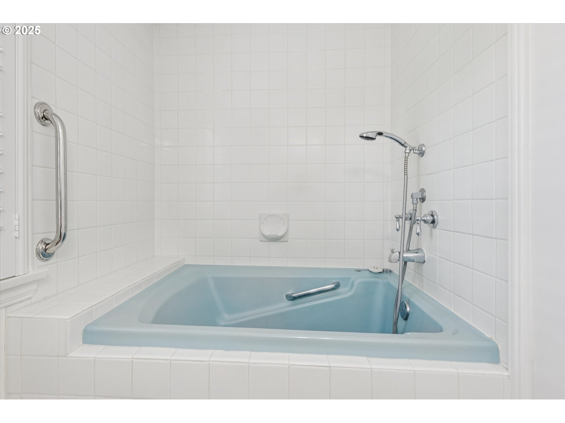 13030 Southwest Fischer Road Portland, OR 97224 - Photo 29 of 44 Bathroom