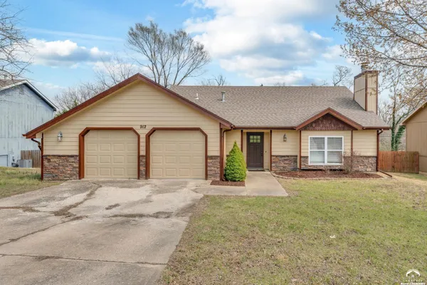 $309,900 | 912 Chalk Hill Court, Lawrence, KS 66049