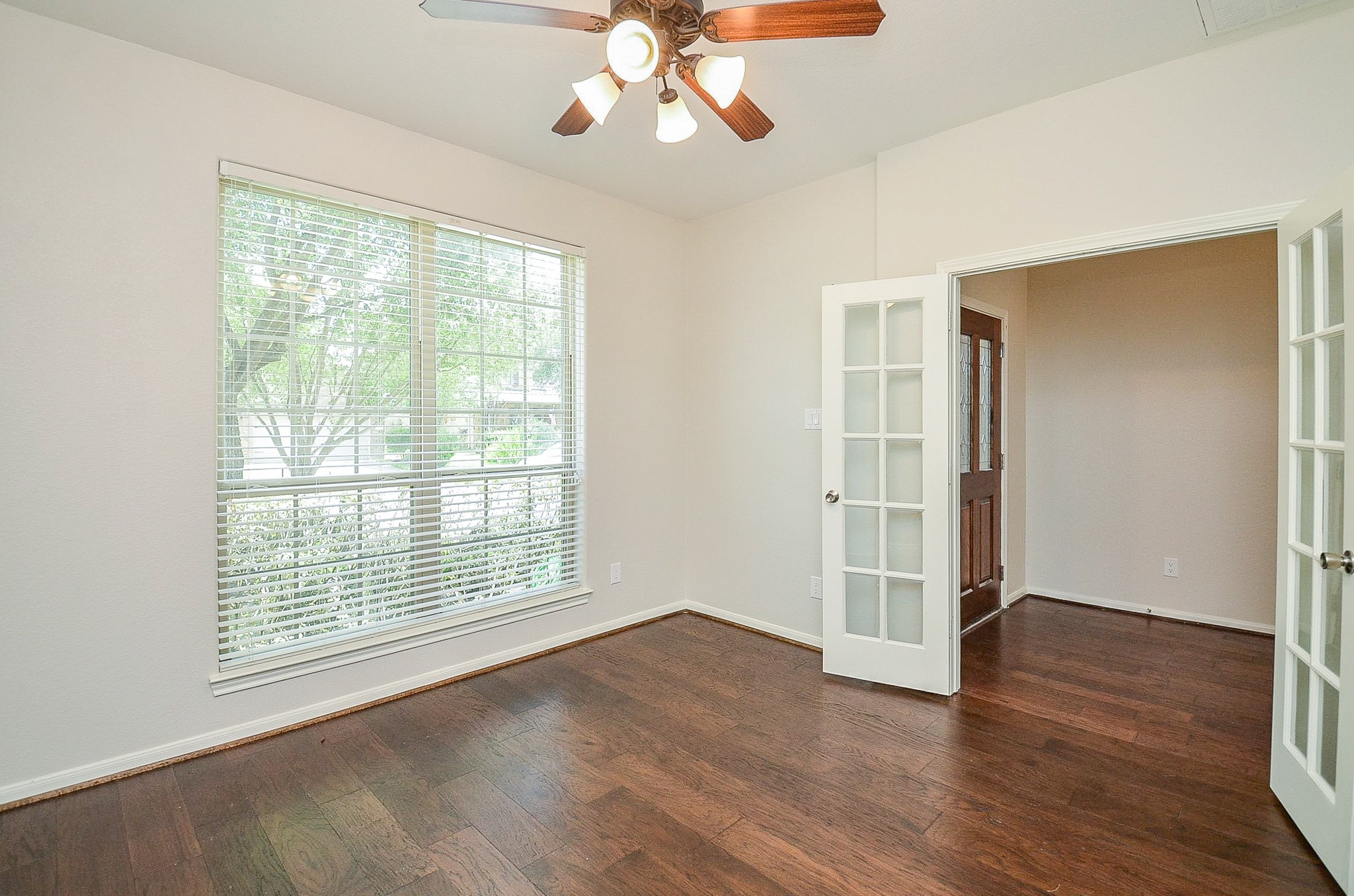 35 South Marshside Place Spring, TX 77389 - Photo 4 of 20 Gallery Image 4
