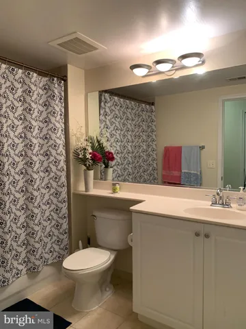 $1,900 | 851 North Glebe Road, Unit 810, Arlington, VA 22203