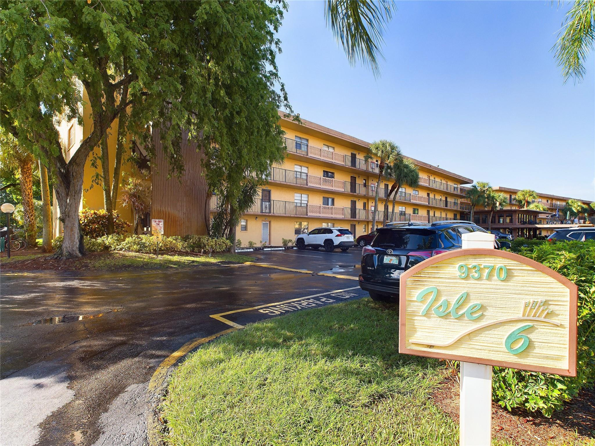 9370 Southwest 8th Street, Unit 301 Boca Raton, FL 33428 - Photo 2 of 38 Photo 2