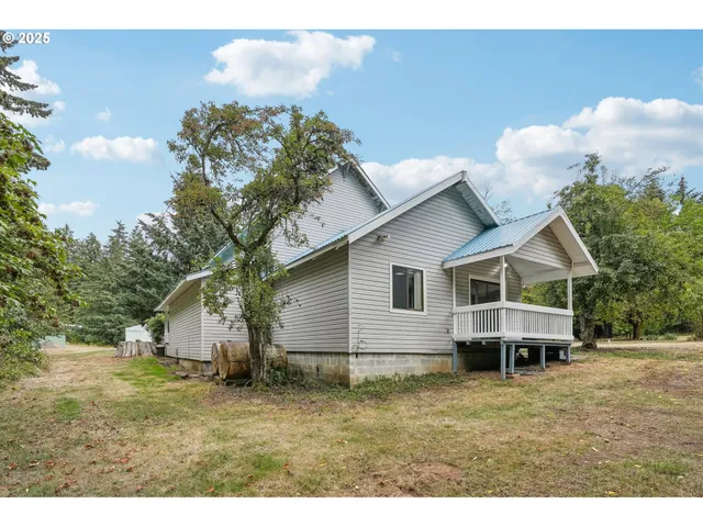 a view of a house with a backyard