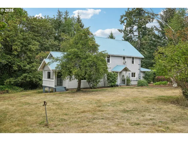 a view of a house with backyard and sitting area