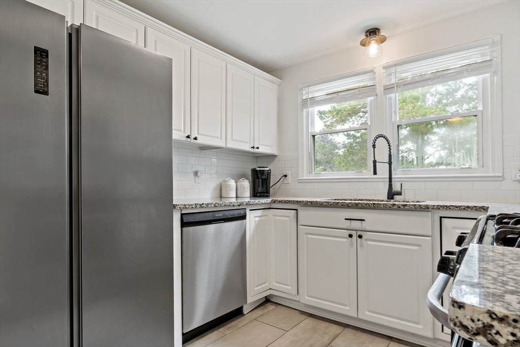 82 Ferncrest Drive Riverside, RI 02915 - Photo 9 of 37 Gallery Image 9