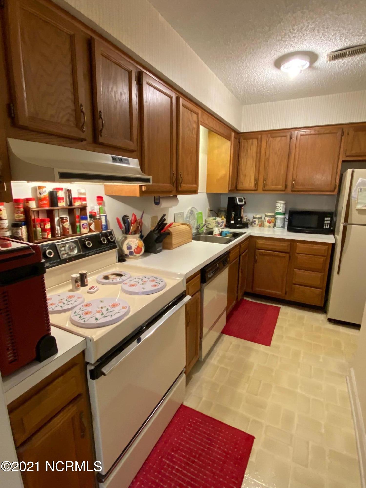 2007 Quail Ridge Road, Unit Q Greenville, NC 27858 - Photo 4 of 17 IMG_1891