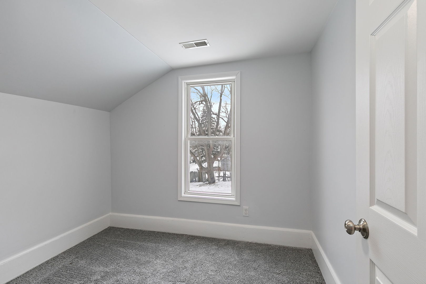 613 South 1st Street DeKalb, IL 60115 - Photo 17 of 21 an empty room with windows