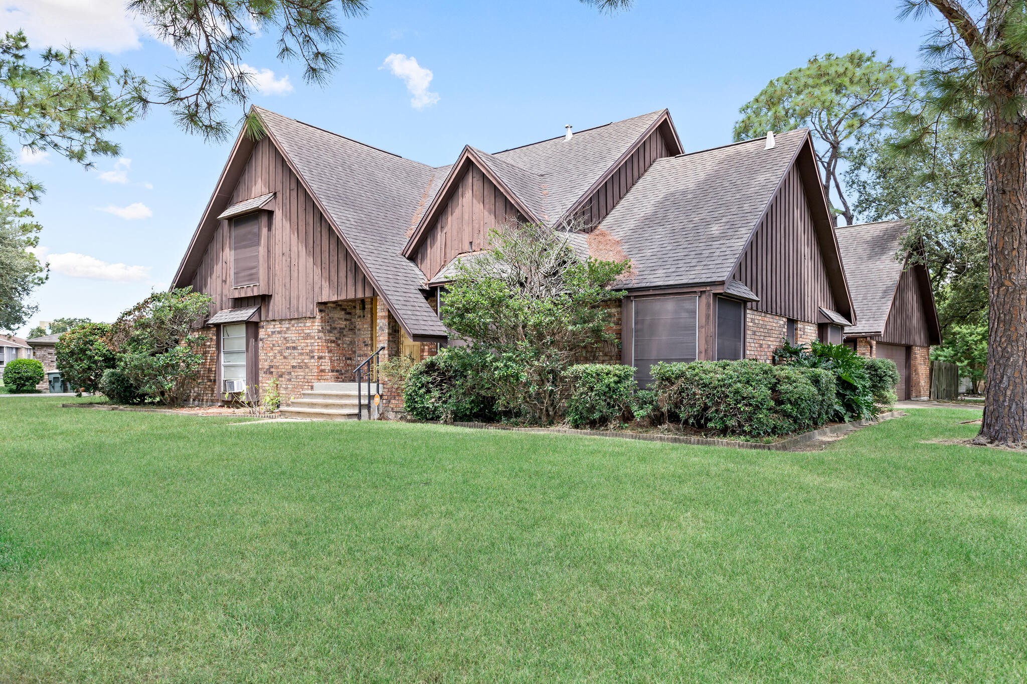 8600 Stonegate Court Port Arthur, TX 77642 - Photo 2 of 30 a front view of house with yard and green space
