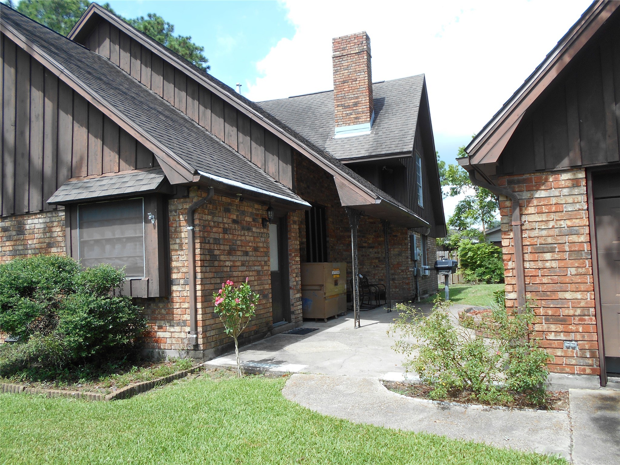 8600 Stonegate Court Port Arthur, TX 77642 - Photo 5 of 30 a front view of a house with garden