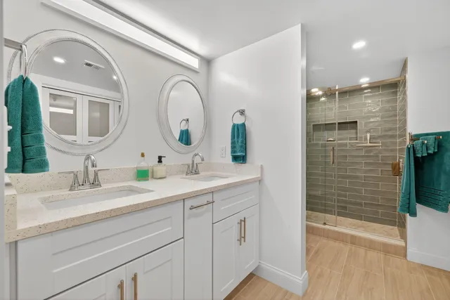 a view of entryway with garden