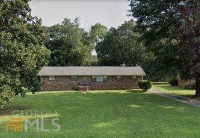 a view of a back yard