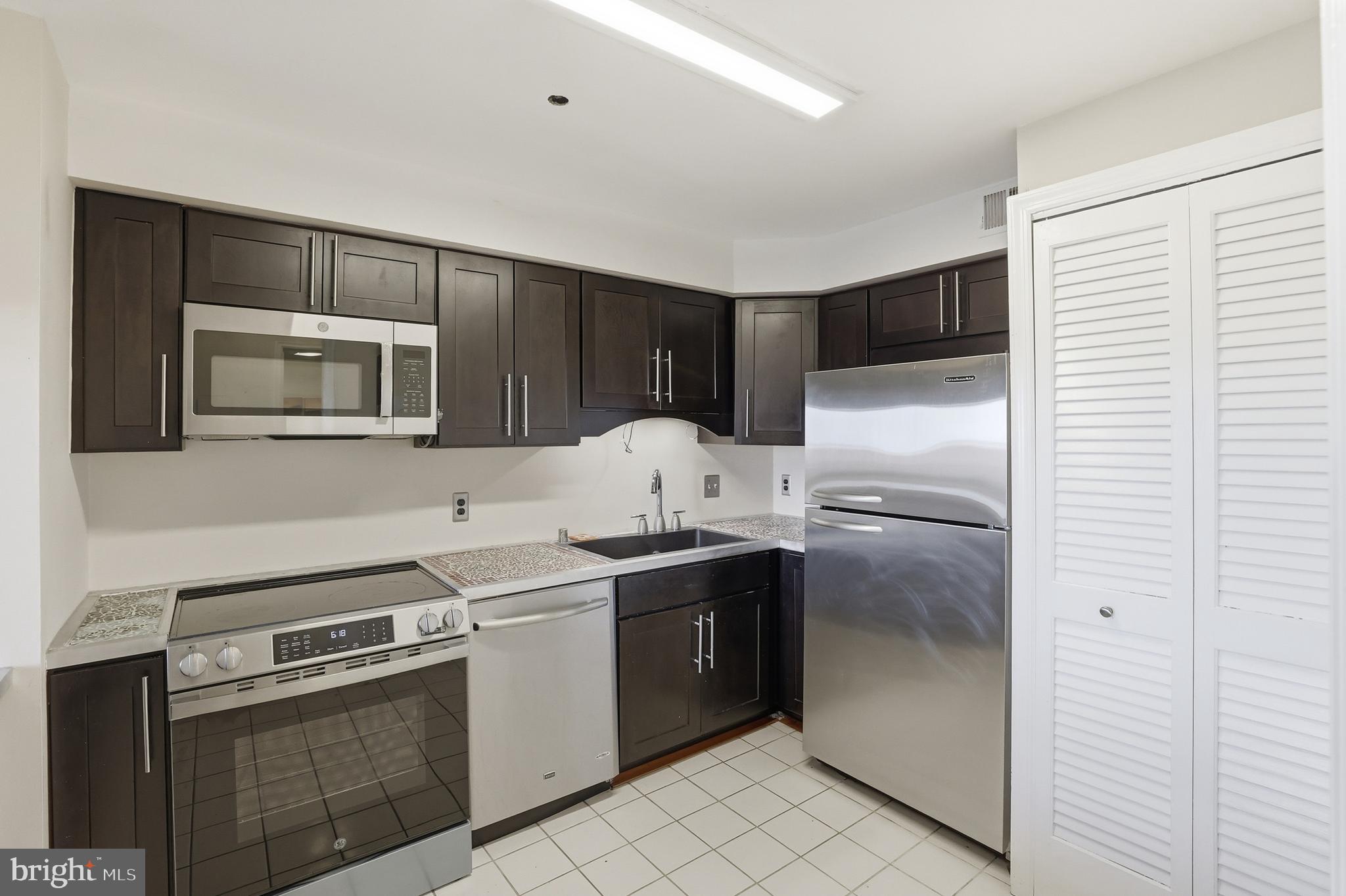 1301 North Courthouse Road, Unit 1804 Arlington, VA 22201 - Photo 16 of 29 a kitchen with a sink stove and refrigerator