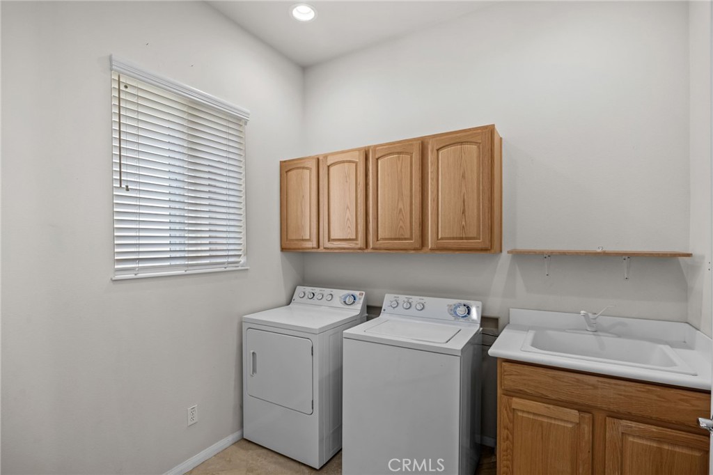 1140 Lantana Road Beaumont, CA 92223 - Photo 14 of 30 a utility room with dryer and washer