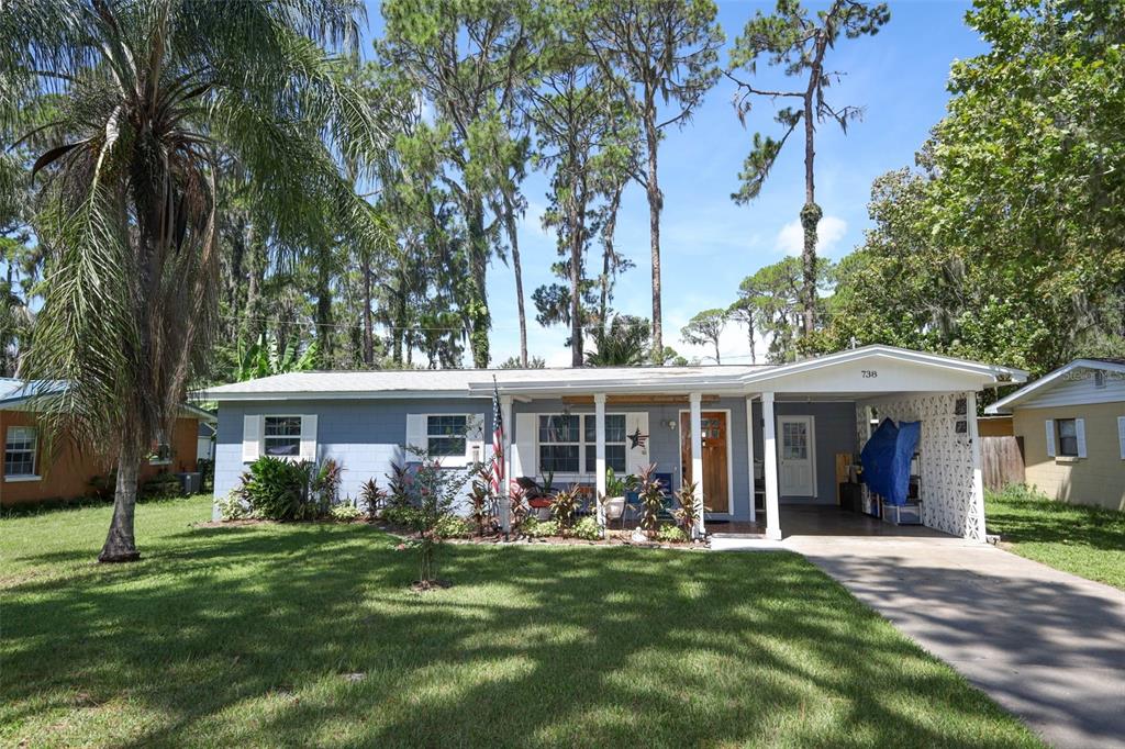 a view of a house with a yard table and chairs