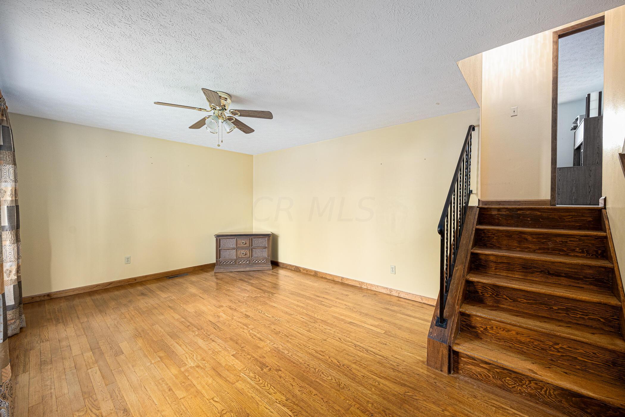 3872 Lynward Road Columbus, OH 43228 - Photo 6 of 47 Living Room