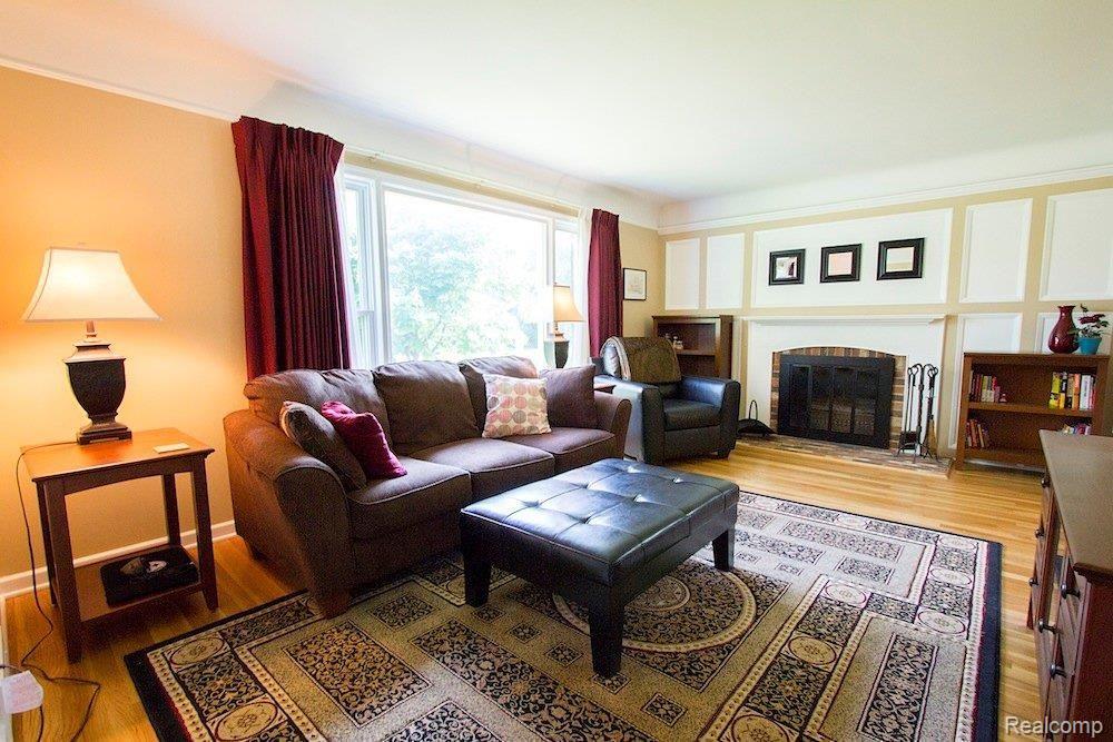 17400 Beverly Road Franklin, MI 48025 - Photo 2 of 25 Living Room