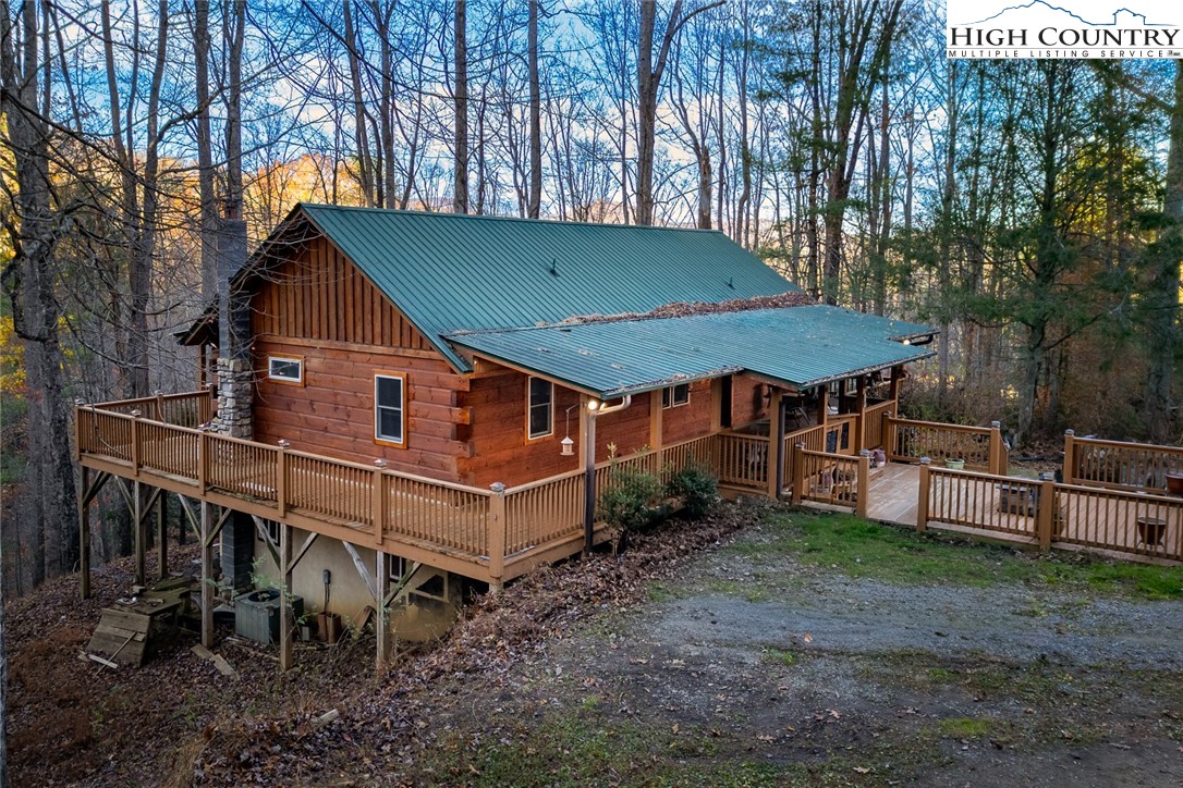 2417 Russell Norris Road Elk Park, NC 28622 - Photo 20 of 22 a backyard of a house with table and chairs