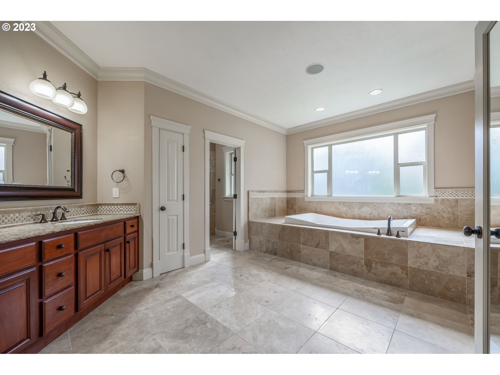 6143 Forest Ridge Drive Springfield, OR 97478 - Photo 22 of 48 a spacious bathroom with a tub sink and mirror