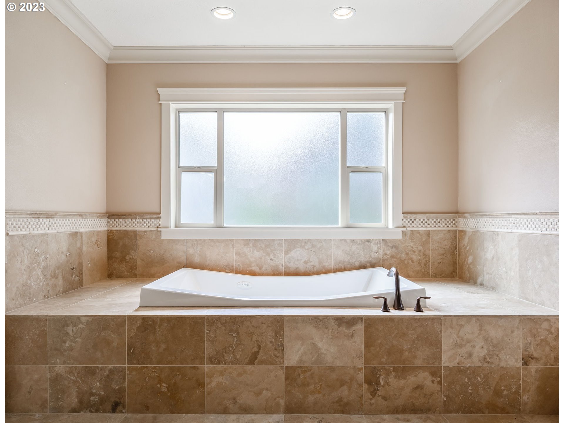 6143 Forest Ridge Drive Springfield, OR 97478 - Photo 23 of 48 a bathroom with a bathtub and next to a window