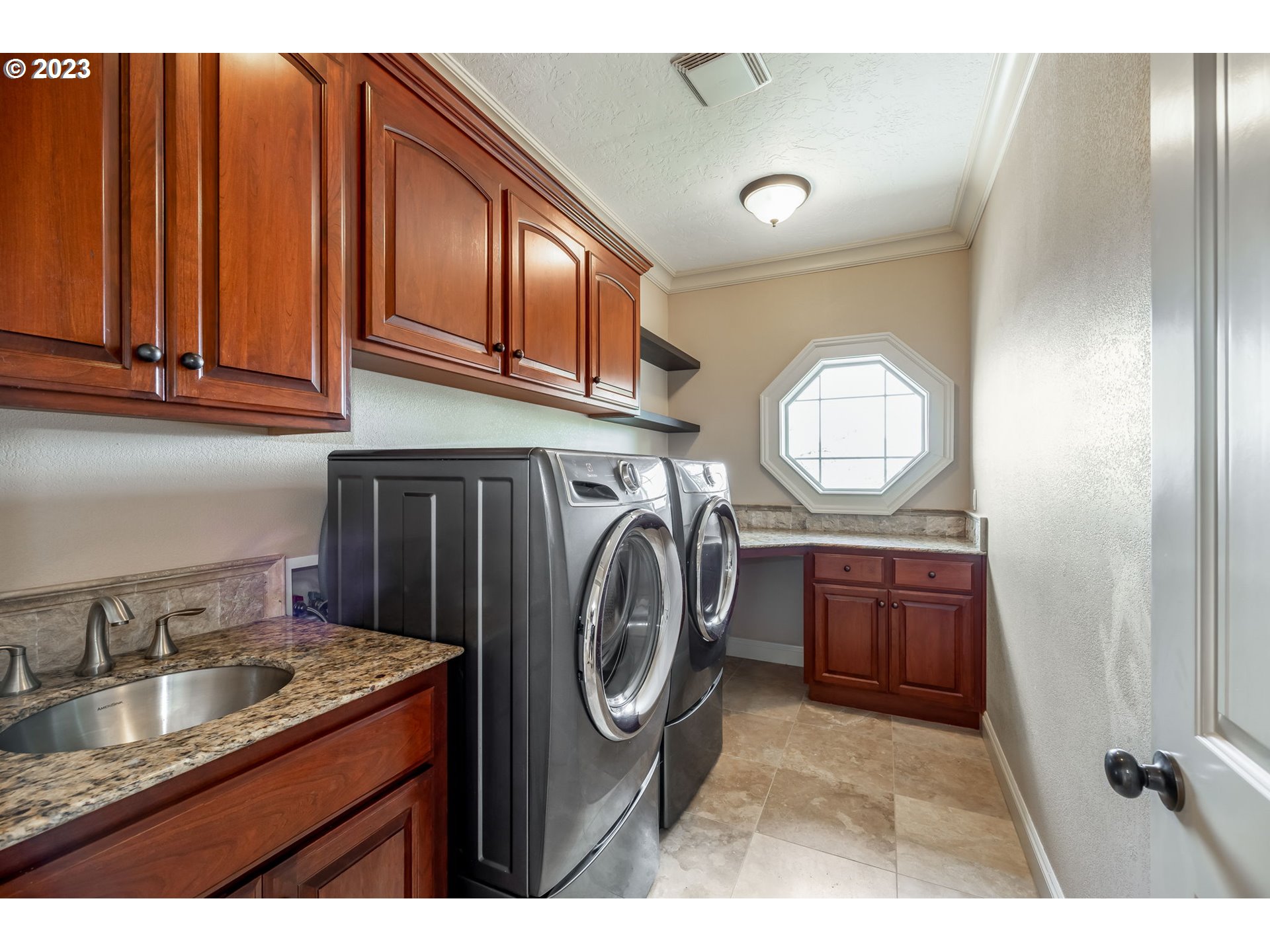 6143 Forest Ridge Drive Springfield, OR 97478 - Photo 31 of 48 a utility room with sink washer and dryer